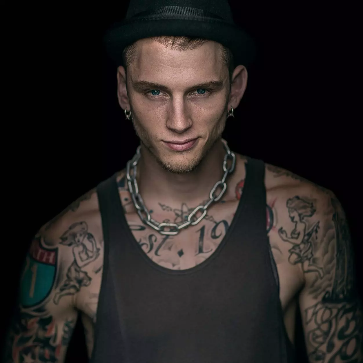 跟卡蜜拉合唱〈Bad Thing〉的刺青男是誰？「MGK」超狂機槍式饒舌你必須認識！