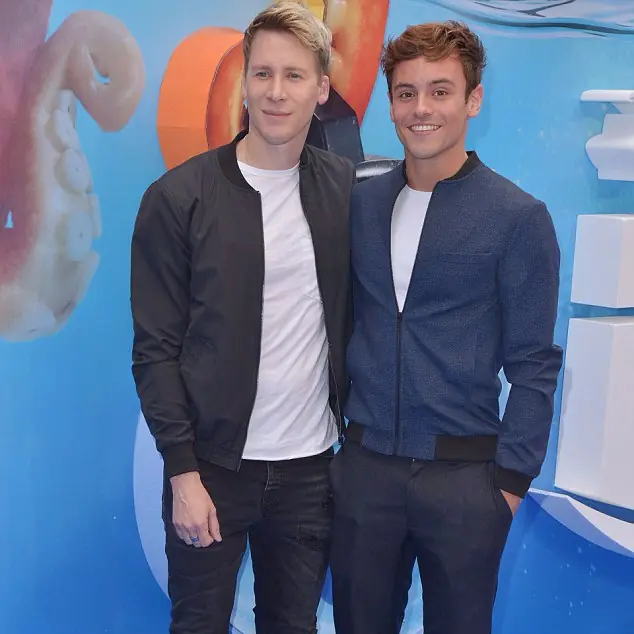 包容度 100%！英國跳水金童 Tom Daley 劈腿醜聞後　男友甜蜜慶祝交往 4 周年！