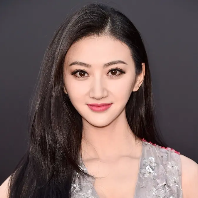 鄉民女神又來了！《環太平洋2》劇組超嗨開慶生趴　網友：忍不住望向景甜...