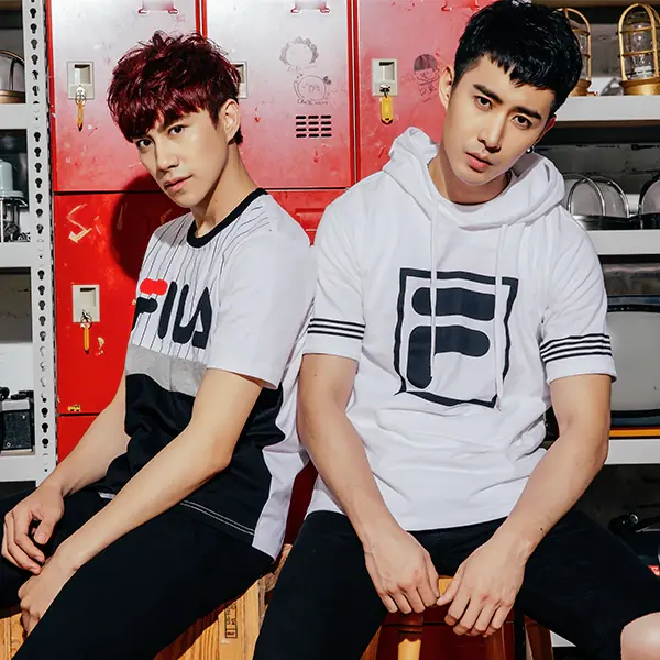 經典大 LOGO 再掀潮流！ FILA 復古大學 Tee 強勢回歸街頭 