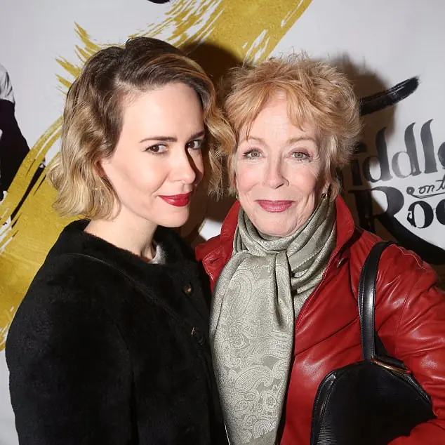 《美恐》女王 Sarah Paulson 不只是女同志　她甜蜜交往的女友還已高齡 74 歲！