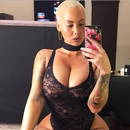 肯伊火辣前女友 Amber Rose 難得素顏上街　大尺寸豐臀辨識度實在太高！