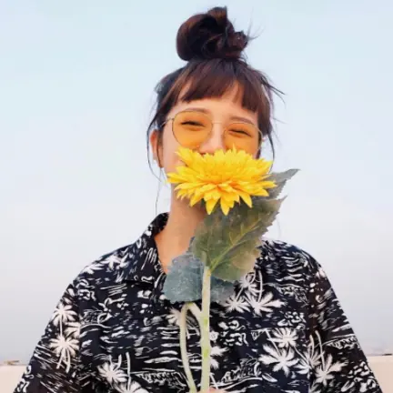 泰正點！來看這位暖女系「泰國正妹」如何用碎花衣穿出潮流味！