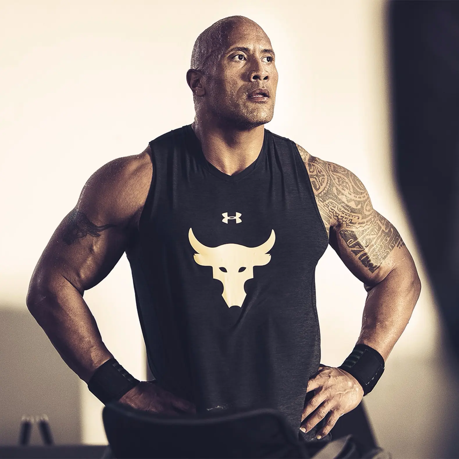 巨石強森第一雙 Under Armour 鞋款出爐，可以看得到那個經典的 LOGO！