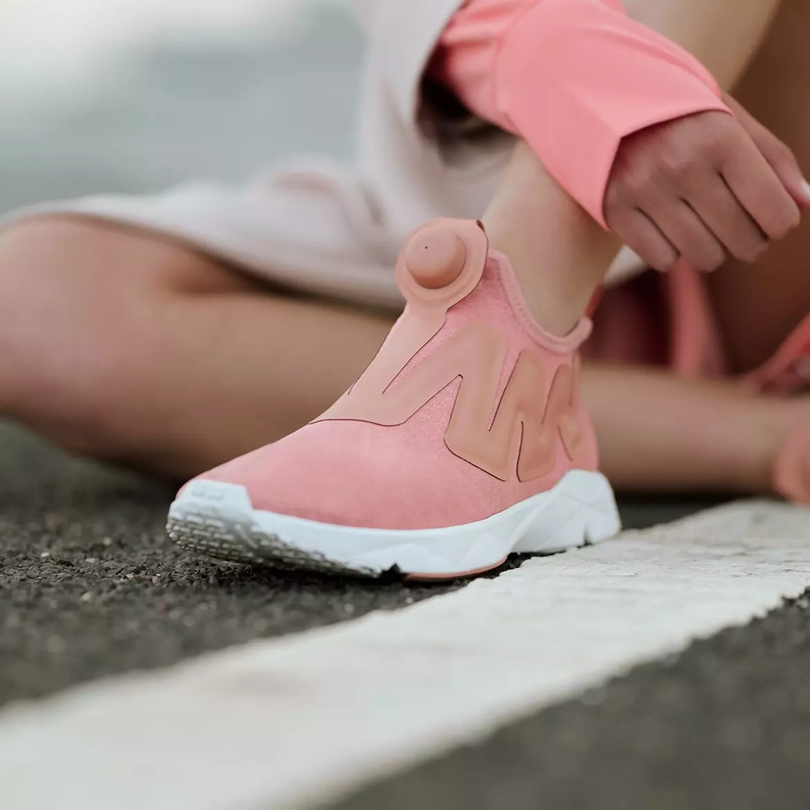 女孩再心動一波！Reebok X Vetements 推出少女粉、奶油白　就是要妳無法抵抗！