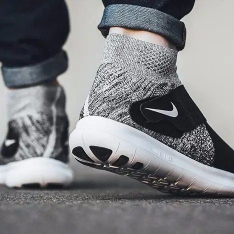 Nike Free Run Motion Flyknit 全新襪套跑鞋！連鞋帶都省去超簡約