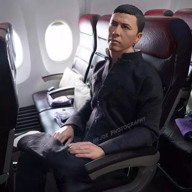 關於華裔乘客被強行拉下飛機這件事　這位公仔藝術家是這樣惡搞的！