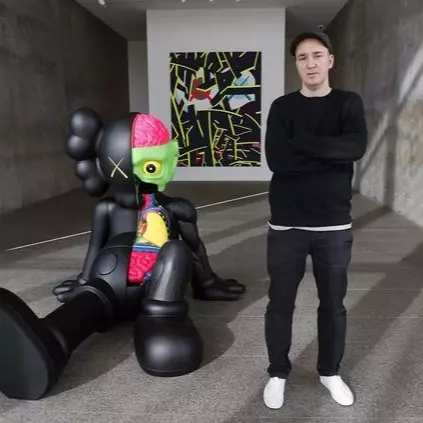 KAWS 經典公仔被翻玩　網路掀起口水戰！