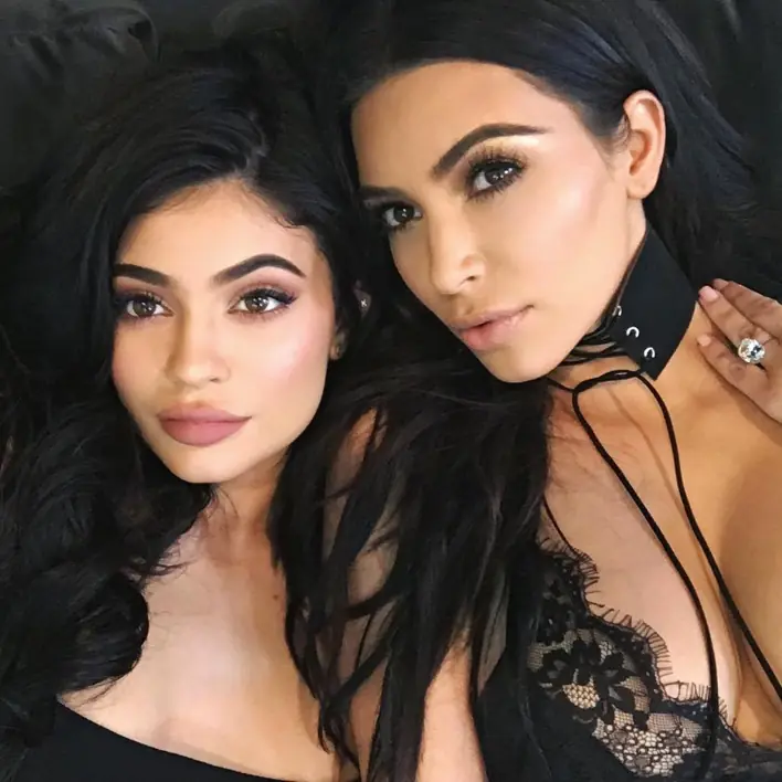 kylie jenner 攜手金卡達夏「大尺度全裸上陣」！網友：要不要這麼賣命？