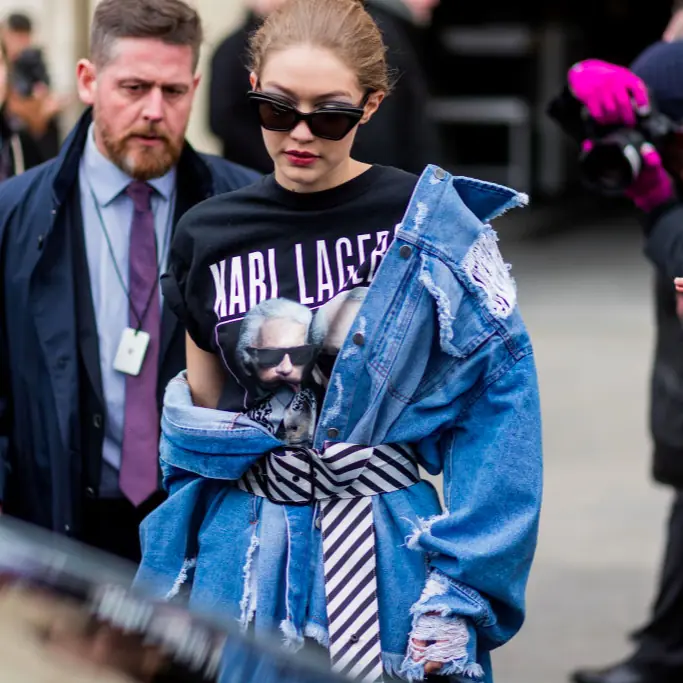 16 套 Gigi Hadid 微肉性感 OOTD 居然能把 Dr. Martens 和開衩寬褲穿出另一種境界！