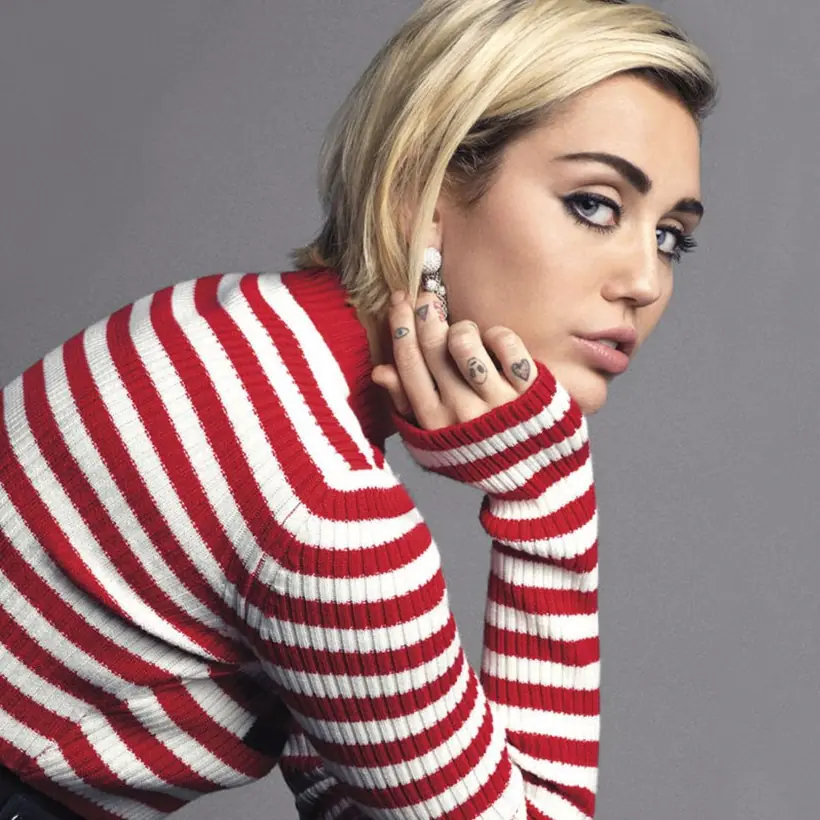 Miley Cyrus 竟然靜悄悄的出現在電影《銀河守護隊 2》中，看看你能否發現她