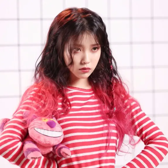 IU 新曲 MV 《Palette》「愛哭妝 6 步驟」！網友：畫完神韻有夠仙...