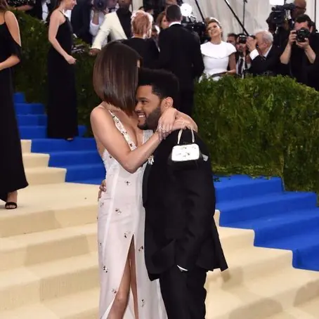 閃到讓你戴墨鏡！賽琳娜 Met Gala 紅毯首度公開合體　威肯依偎胸口超甜蜜！