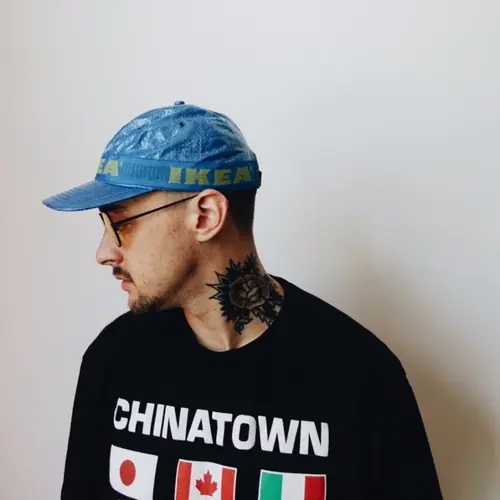 PLEASURES 與 Chinatown Market 打造 IKEA FRAKTA 帽款