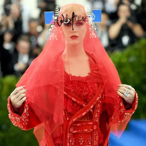 外星人來襲！凱蒂佩芮 Met Gala 紅毯造型又引起網友一翻聯想惡搞