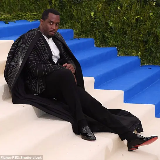 吹牛老爹就是狂！在等女友 Met Gala 拍照時　他隨興在階梯上一坐引網友瘋惡搞！