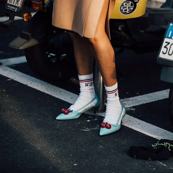 過度早晚溫差大的尷尬時期，如何穿出時尚又保暖地露腿？