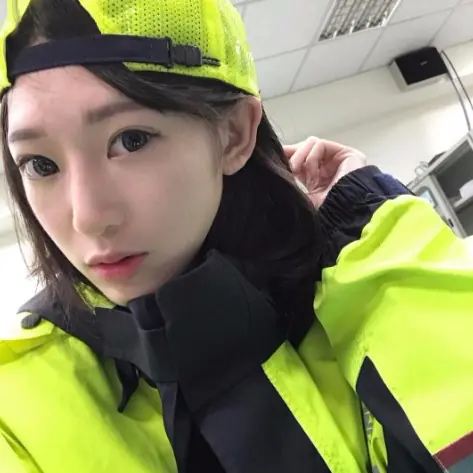 【野生抓正妹❤】被開單卻戀愛了！正妹女警身材超火辣　網友：「自己就犯規了，怎麼當警察！」