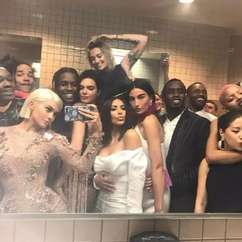 2017 Met Gala 大都會博物館眾明星廁所大剌剌 PO 出吸菸照　帶頭違法民眾撻伐！