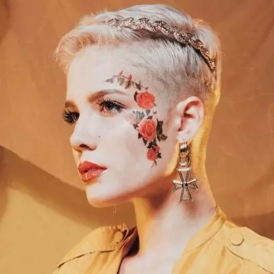 簡直「謬思女神」下凡，辣妞 Halsey 全新專輯這次竟在 MV 中親手剪掉藍色長髮！