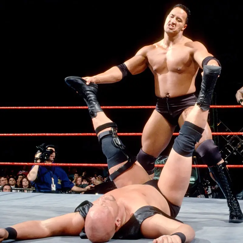 肌肉棒子大起底！巨石強森 WWE 「硬漢造型史」　首登擂台造型讓網友崩潰：一點也不硬..