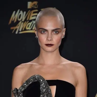 帥氣又性感！英國超模 Cara Delevingne 光頭造型走紅毯　時尚妝感驚艷眾人！