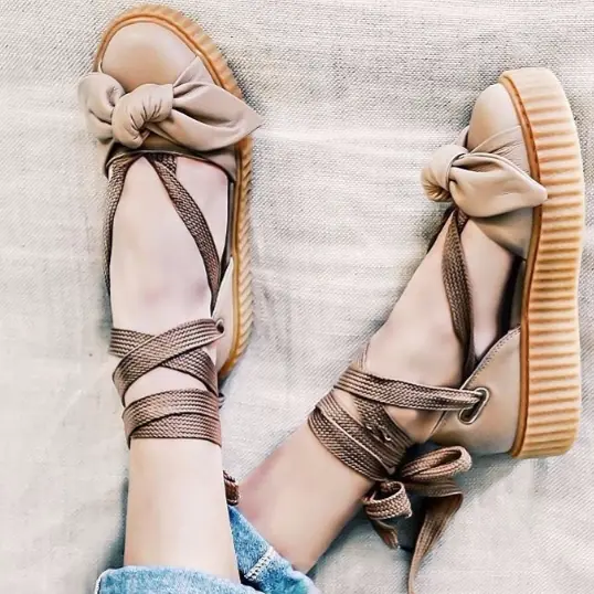 Fenty x Puma 春夏推出「綁帶厚底涼鞋」！網友：又要搶一波了...