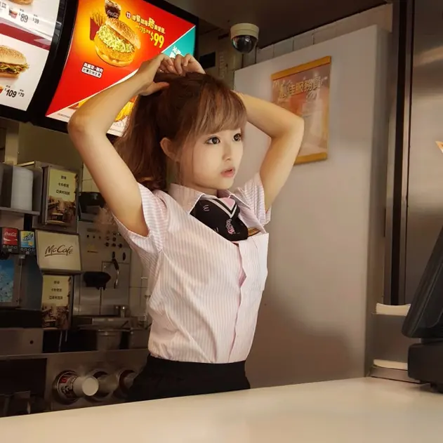 【野生抓正妹❤】還記得「麥當勞正妹」嗎？長大後變逆天長腿妹　網友：又更美了