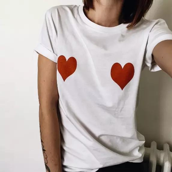 世上竟然有白 Tee 媲美「＃FFFFFFT 」 魅力？法國 90 後女設計師推出心型 Printed Tee 俘虜眾生！