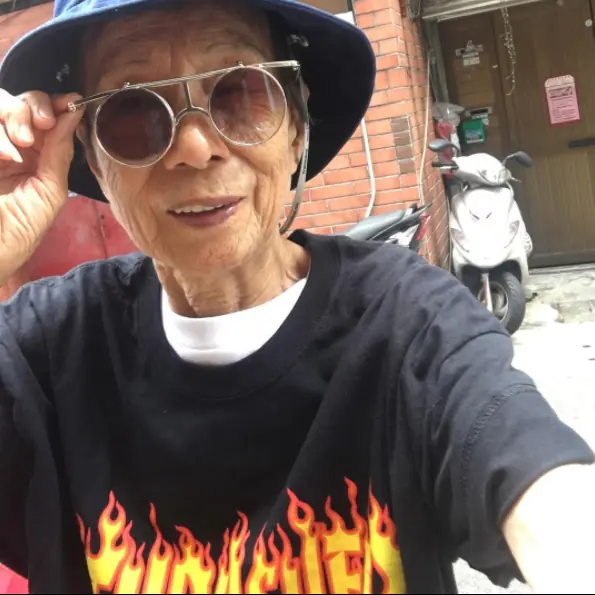 國外潮童算什麼？台灣貫夫姓「高齡潮嬤」才夠屌。