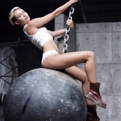 後悔在〈 Wrecking Ball 〉MV 全裸盪鐵球！麥莉希拉：最大的噩夢就是喪禮出現大鐵球...  