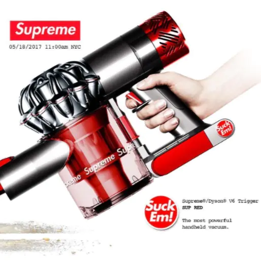 當 Supreme 找上 Dyson？有了這台「Suck em！」吸塵器還不勤快點打掃