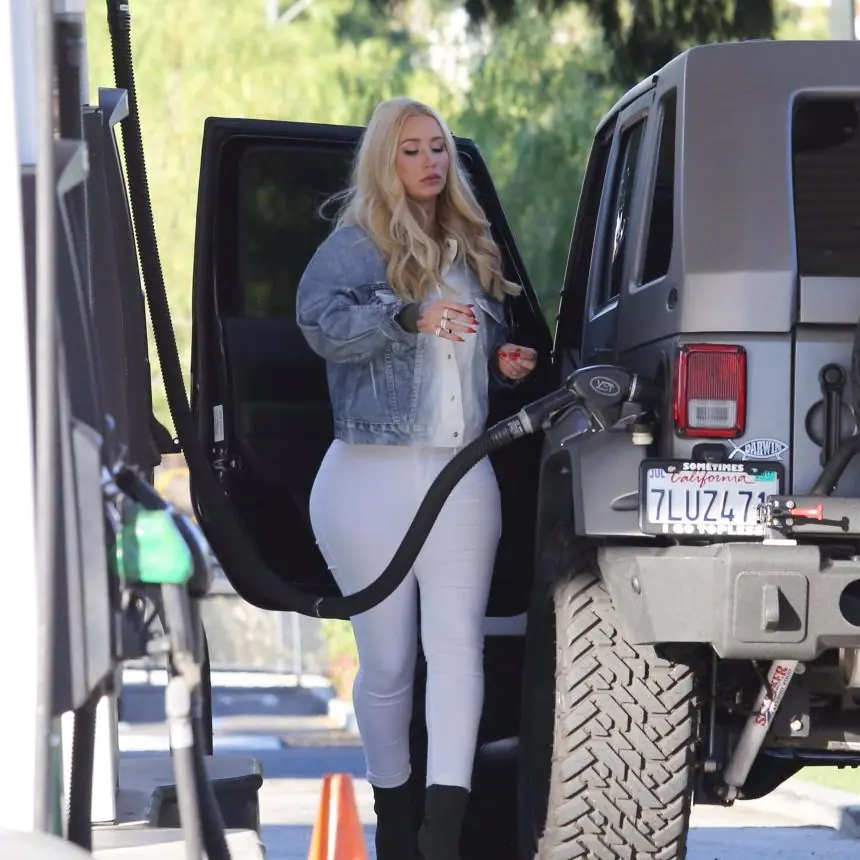 下半身太搶眼！澳洲饒舌歌姬 Iggy Azalea 白色緊身褲秀出傲人翹臀！
