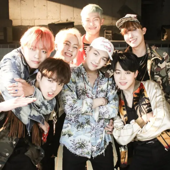 打敗小賈斯汀、賽琳娜、亞莉安娜！BTS 防彈少年團奪 2017 告示牌音樂獎「最佳社群歌手」