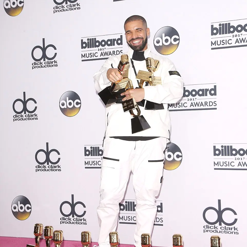 Drake 抱回 13 座告示牌獎座史上最狂　親吻妮姬米娜狂放閃：她是我一生摯愛！