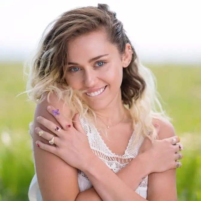 麥莉希拉眼泛淚光演唱《Malibu》，身上穿著的變奏版露肩裝定必掀起新潮流！