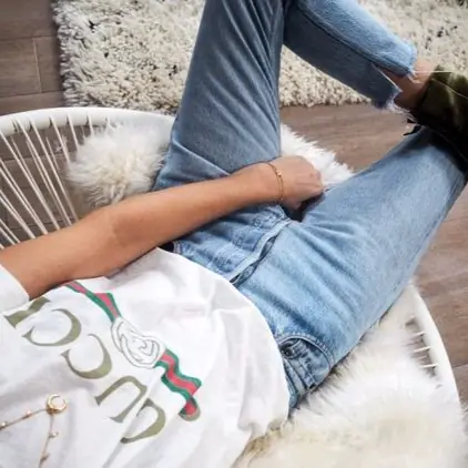 堪稱網美制服的 Gucci T 有翻玩版了？你是跟風與否，就取決於懂不懂這神秘字跡的意義了！