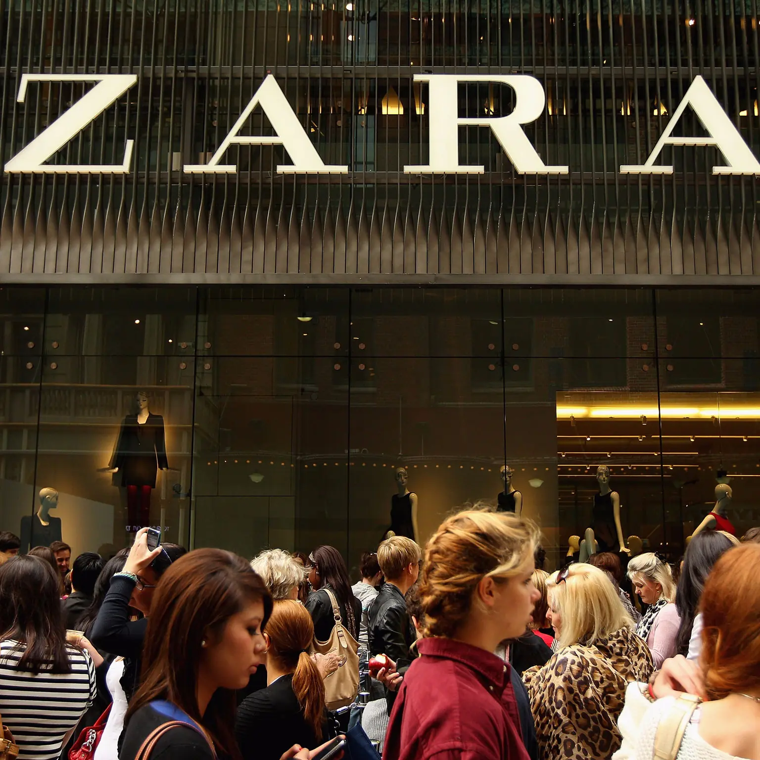 ZARA 再度因抄襲遭控告　這回是這個知名雨衣品牌！