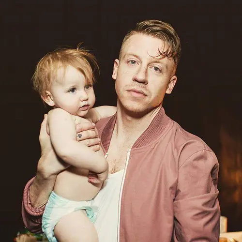 愛曬娃程度完全不輸陳建州，Macklemore 女兒 Snow 藍眼白肌簡直「白雪公主」！