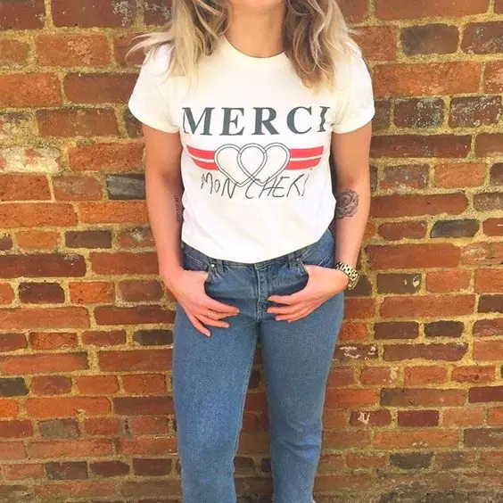 這件 Tee 熱爆程度竟然媲美 Gucci Print Tee ？Topshop 新出 Merci Tee，復古風格抓住少女心