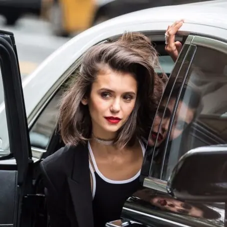 《吸血鬼日記》Nina Dobrev 街頭拍時尚寫真　網友驚：瘦過頭反而顯老了...