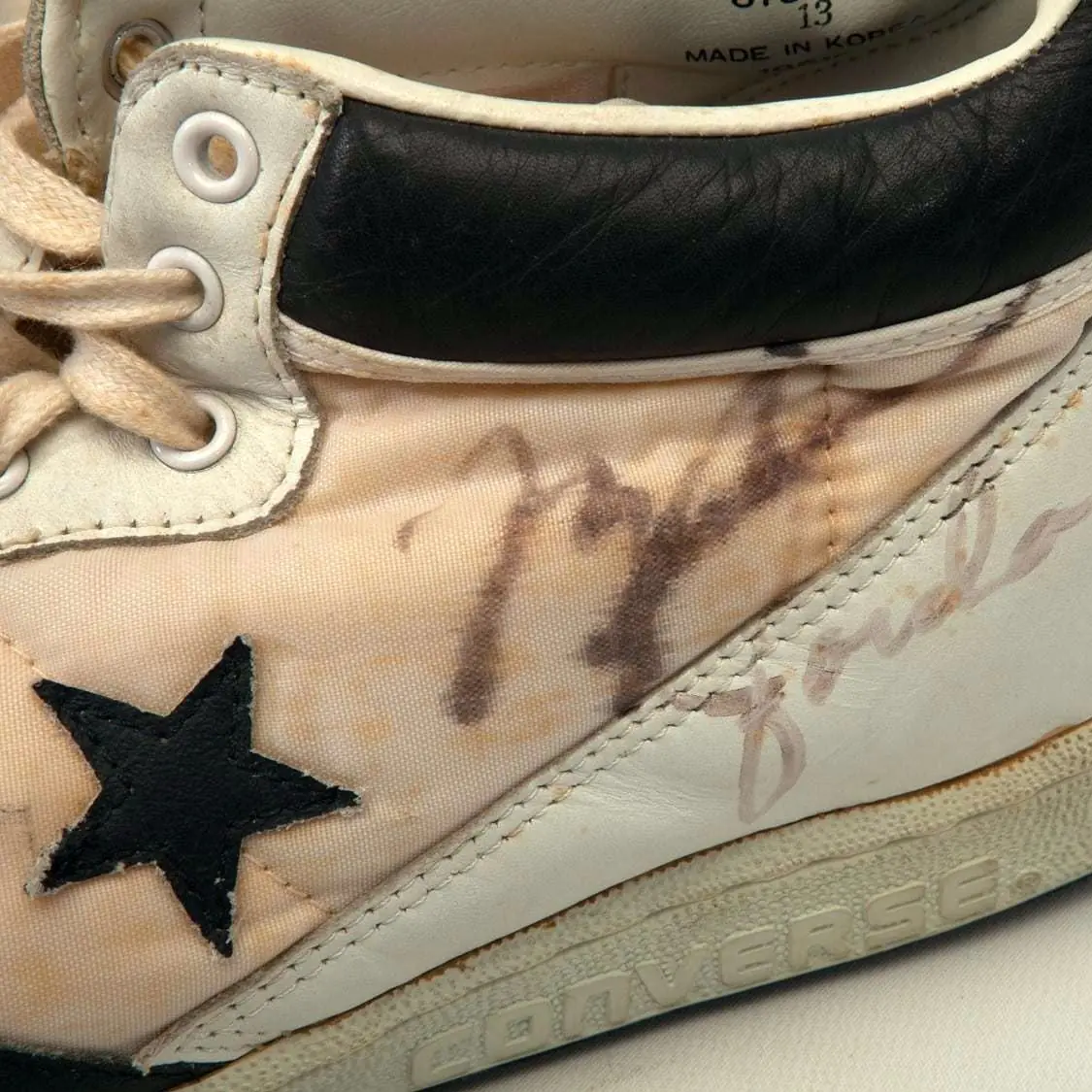 喬丹親筆簽名還穿過的 Converse ？口袋沒個幾百萬還買不下去。