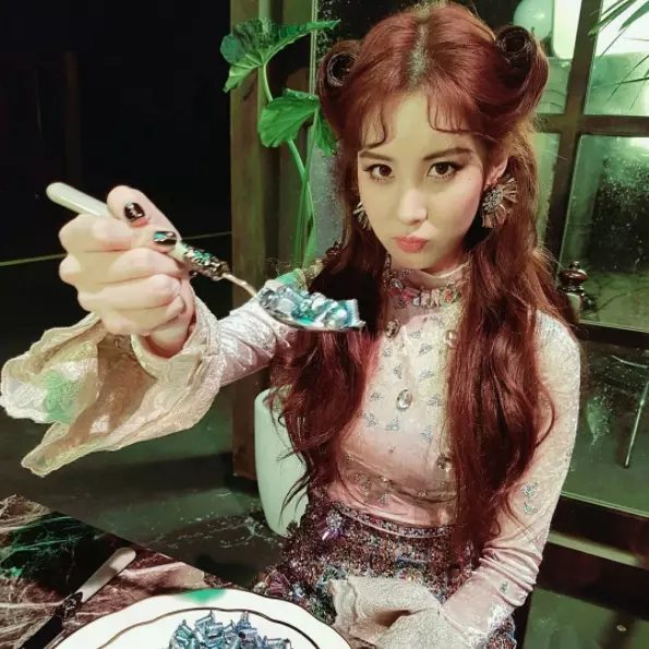 還不會綁？2017爆紅的 Anna Sui 髮型雙包丸子頭 Space Buns！日本妹妹教妳綁！