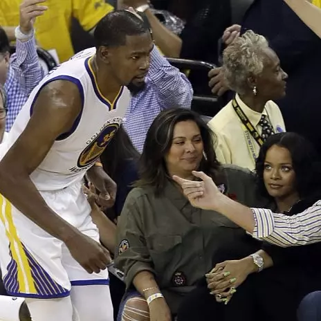 她是詹皇死忠粉絲！蕾哈娜心碎騎士輸球　場邊大聲喝倒采被 Kevin Durant 狂瞪！