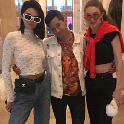 相約吃壽司！直擊兩大超模 Gigi Hadid 和 Kendall Jenner 姊妹聚會和私人穿搭！