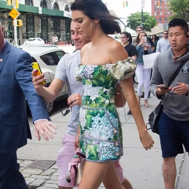 「別針」耳環！超模坎達兒珍娜 Kendall Jenner 正式又充滿趣味的穿搭技巧！