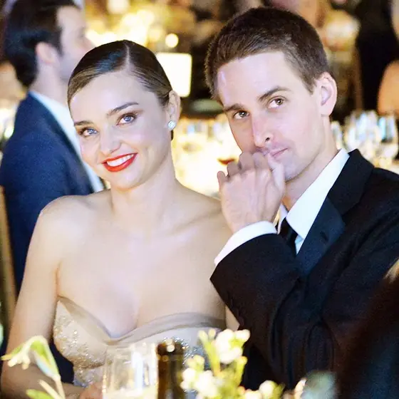 結婚後首露面！Miranda Kerr 分享美妝 Tips，但焦點都落在她的巨型鑽戒上！