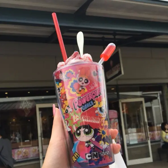 美國知名冰品 COLD STONE 聯名「飛天小女警系列」！網友：直喚童年回憶啊... 
