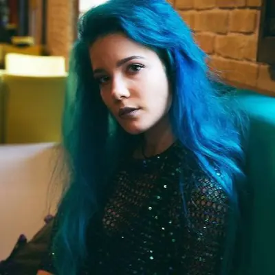 女后 Halsey 回歸「人魚藍髮」耍辣開唱，超強 Live 舞台魅力渲染全場信徒！