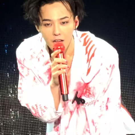 因 TOP 事件操心勞神？GD Live 演唱新歌〈無題〉被發現「肋骨外凸」大暴瘦！